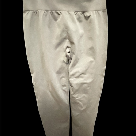 Chocolate brown Two-Piece Set crop top with high waisted leggings. - Picture 5 of 8